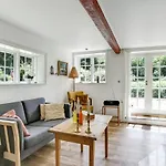2 Bedroom Beautiful In 別荘