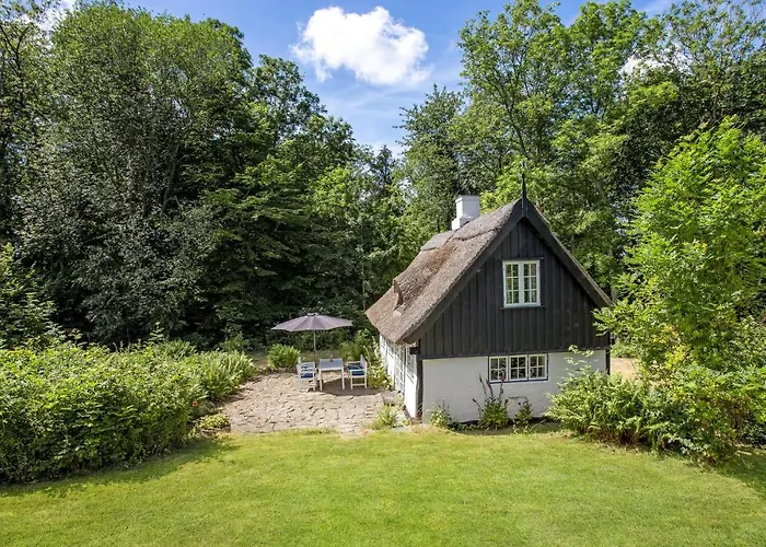 2 Bedroom Beautiful In Holiday home *